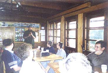 Gospodarz schronika na Krawc�w Wierchu gra na flecie / Autor tekstu pierwszy z prawej